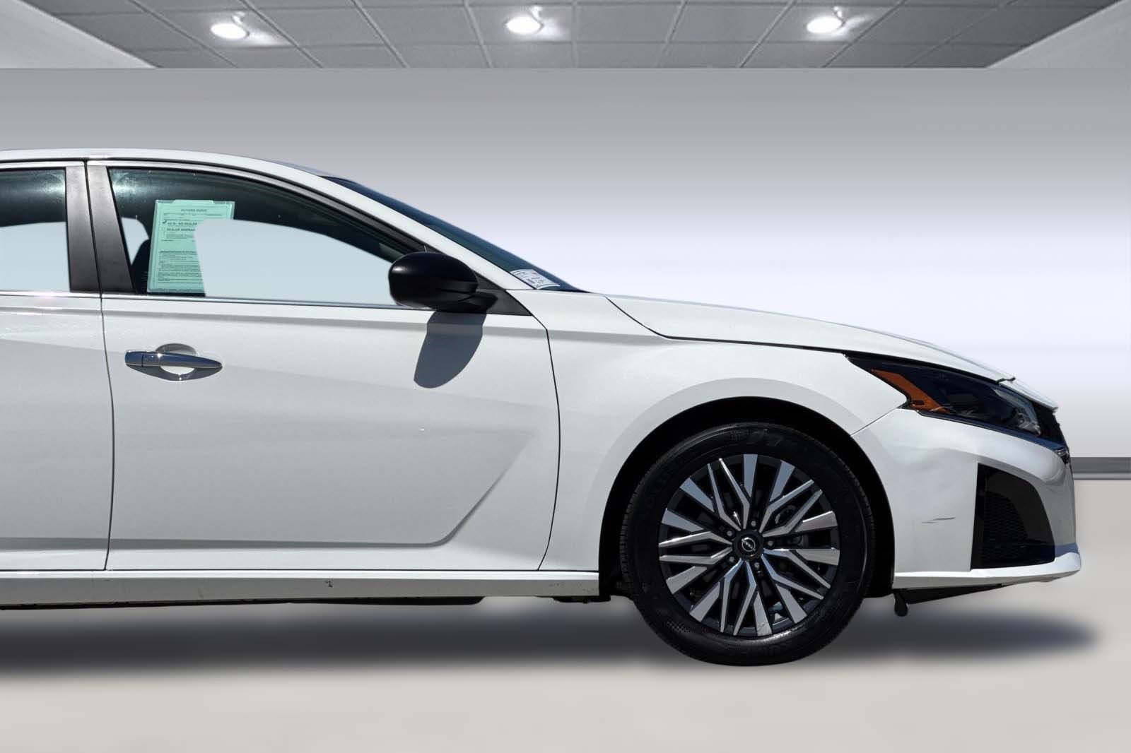 Used 2025 Nissan Altima 2.5 SV FWD image 33