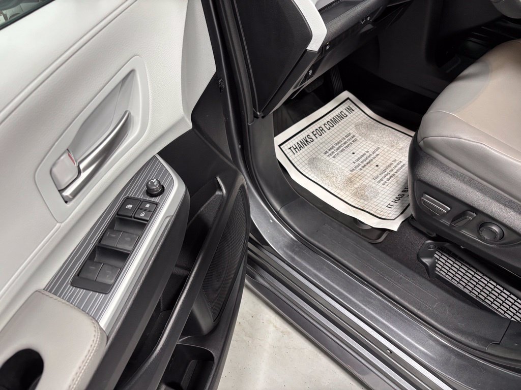 Used 2025 Toyota Sienna XLE AWD/4WD image 9