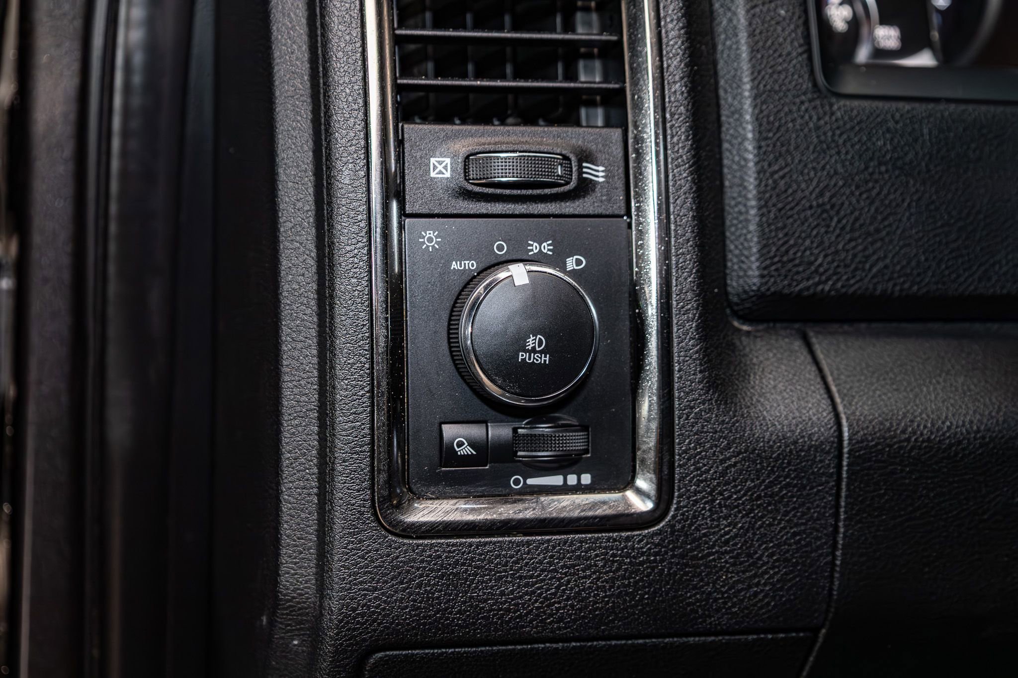Used 2018 RAM 2500 Laramie w/ Sport Appearance Group AWD/4WD image 17