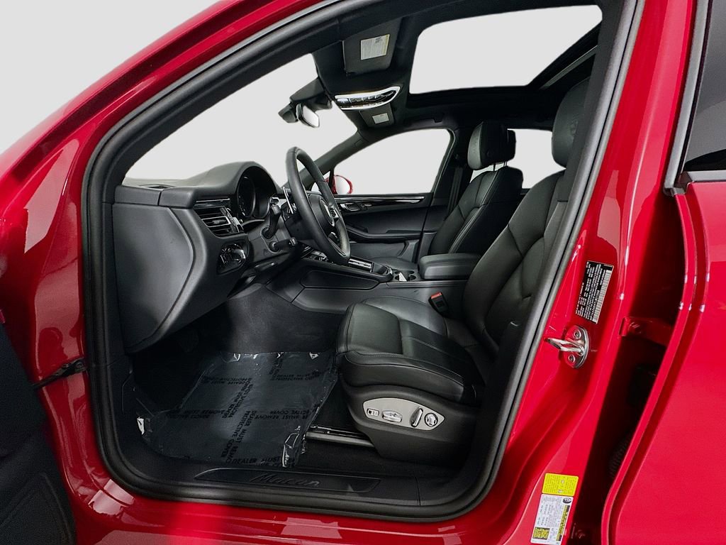 Certified 2026 Porsche Macan image 5