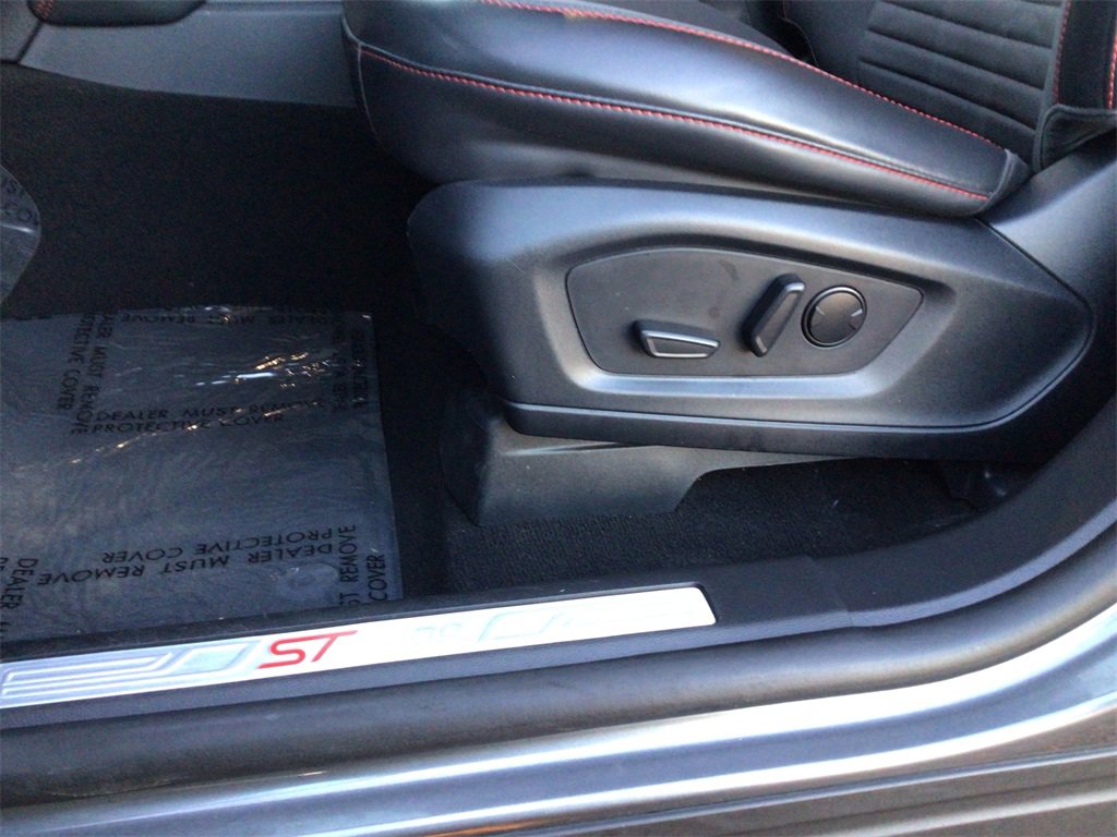 Used 2025 Ford Explorer ST-Line w/ ST-Line Street Pack image 19