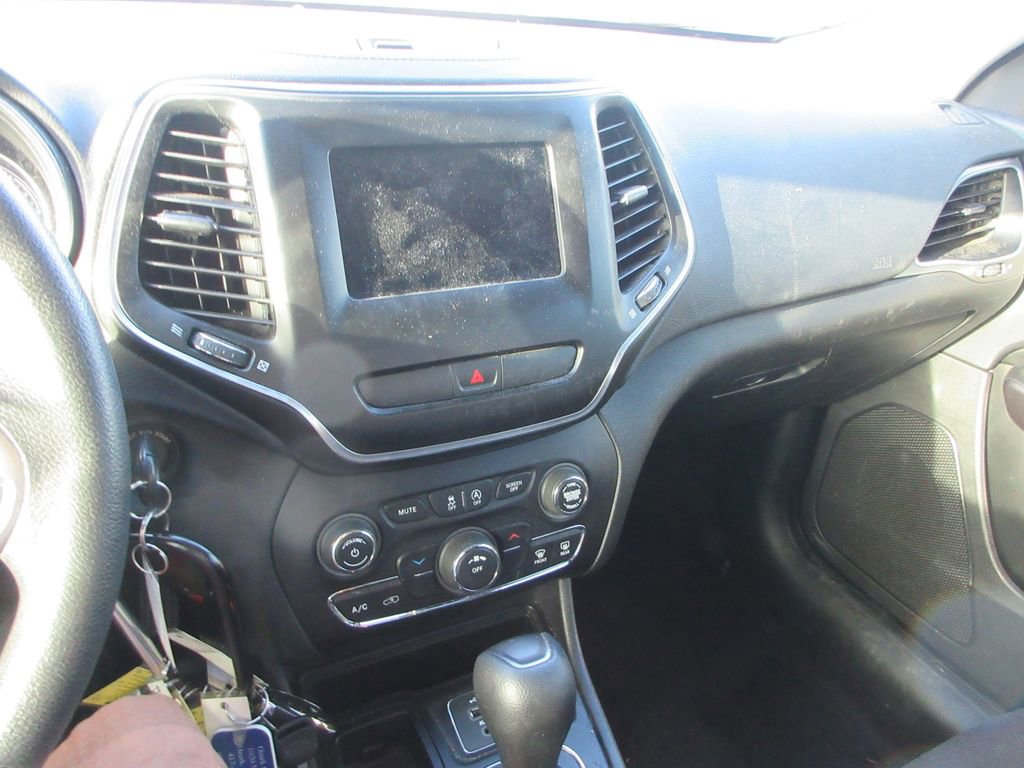 Used 2019 Jeep Cherokee Latitude w/ Popular Appearance Group FWD image 9