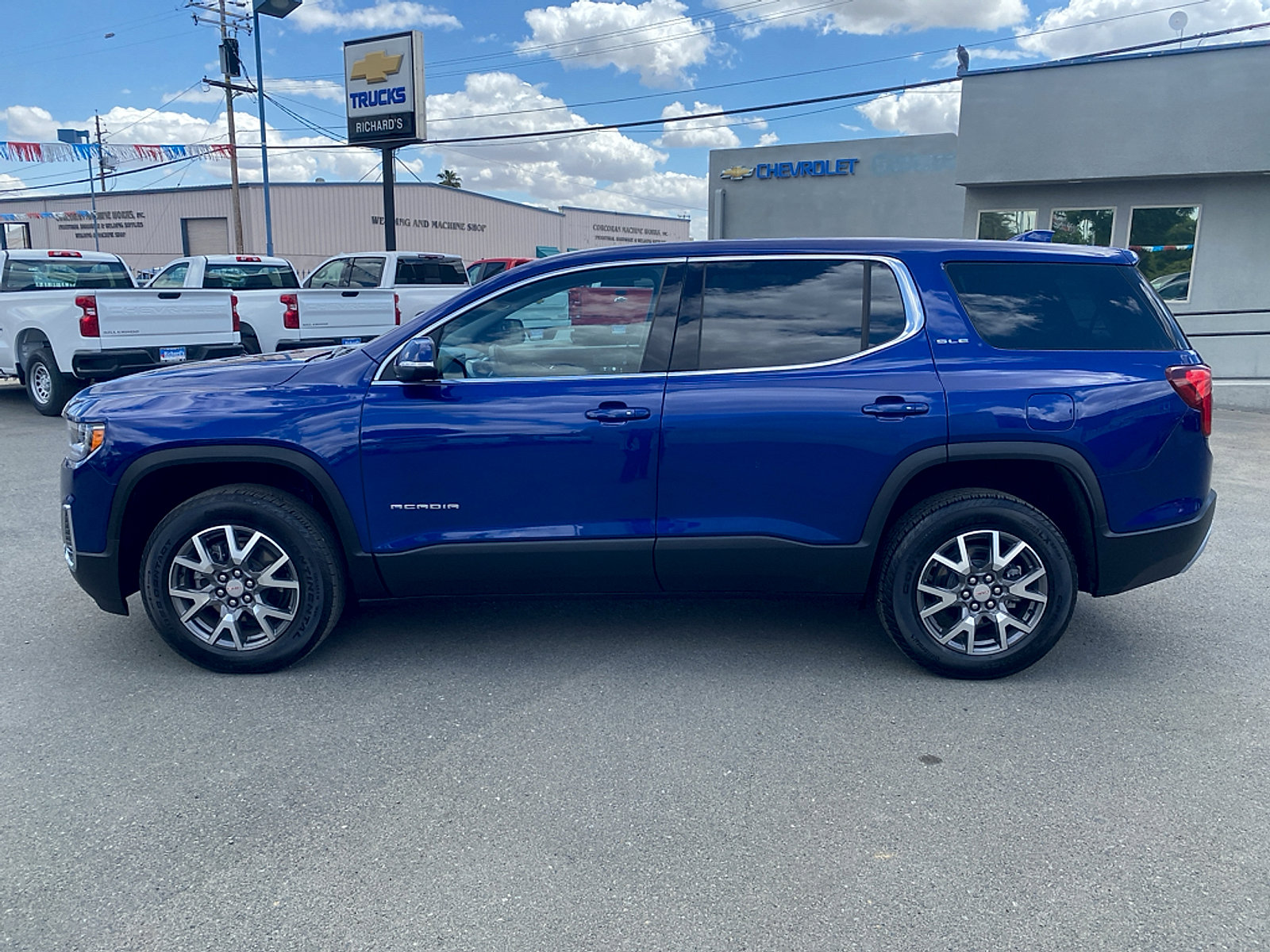 Used 2023 GMC Acadia SLE FWD image 3