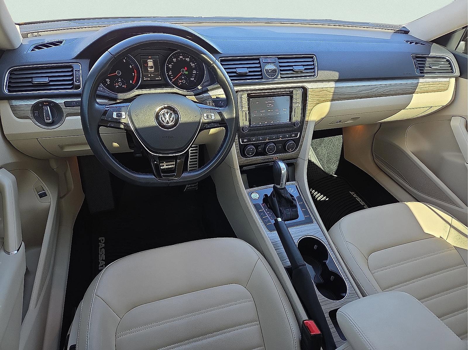 Used 2017 Volkswagen Passat 1.8T SEL Premium image 11