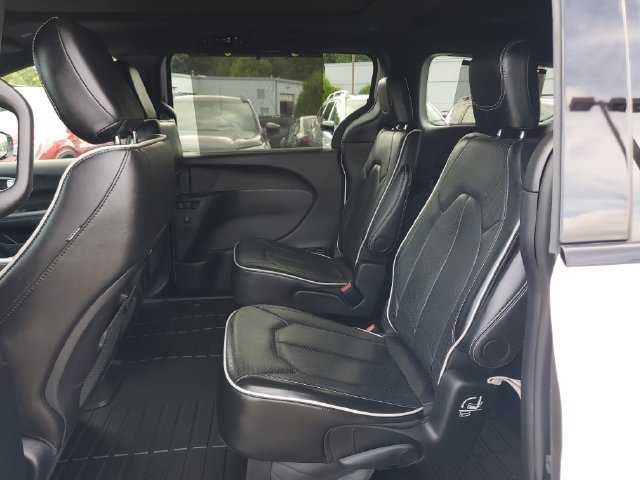 Certified 2025 Chrysler Pacifica Limited FWD image 16