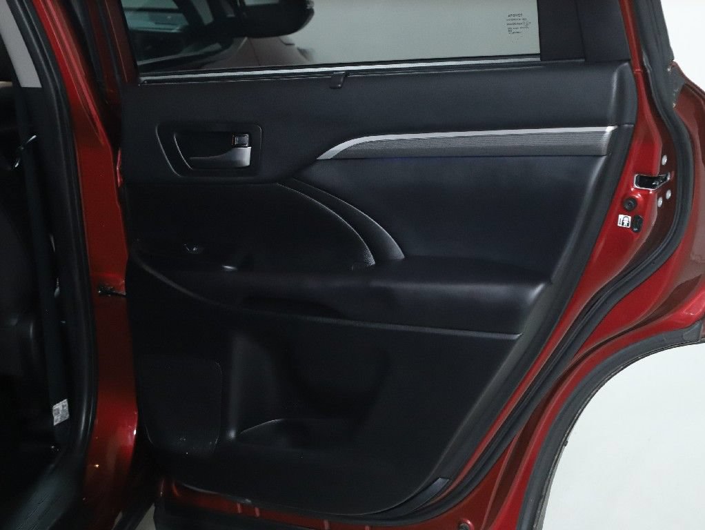 Used 2019 Toyota Highlander SE w/ Nightshade Edition AWD/4WD image 33