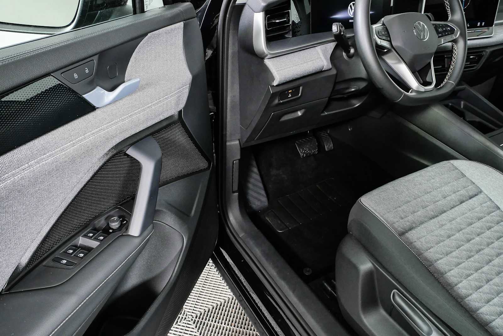 Certified 2025 Volkswagen Tiguan S AWD/4WD image 10