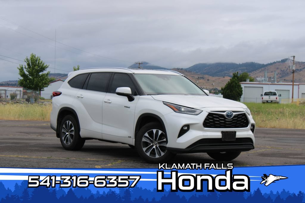Used 2021 Toyota Highlander XLE AWD/4WD image 1