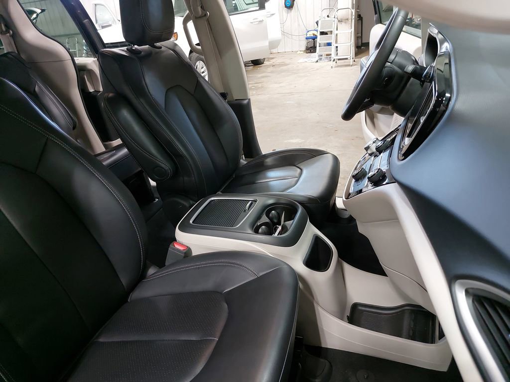 Used 2024 Chrysler Pacifica Touring-L image 10