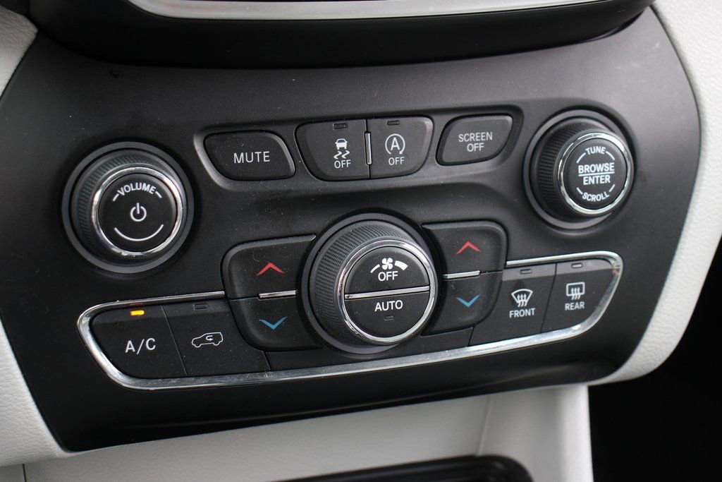 Used 2020 Jeep Cherokee Limited image 29