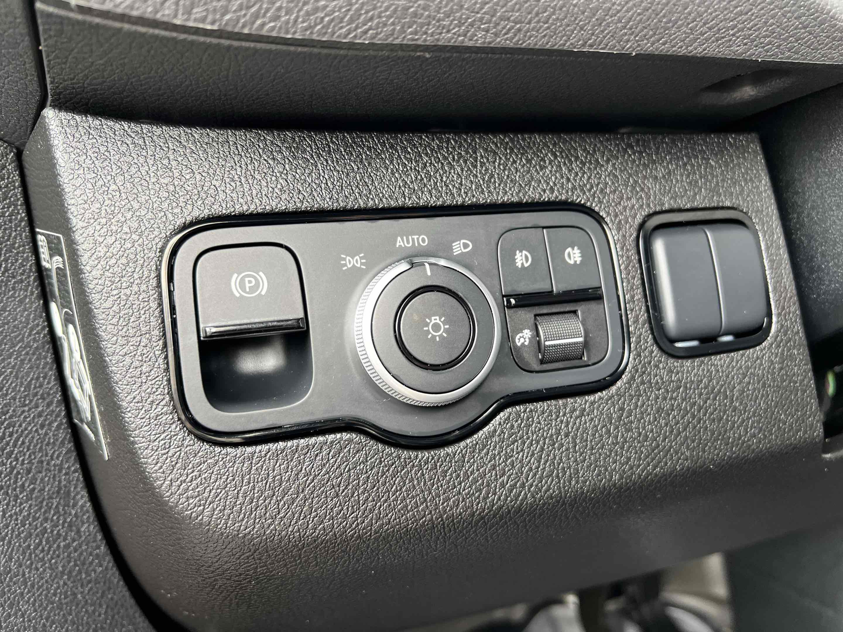 Used 2025 Mercedes-Benz Sprinter 2500 image 36