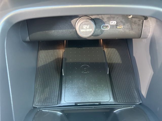 Used 2025 Volvo XC40 B5 Core w/ Climate Package image 34