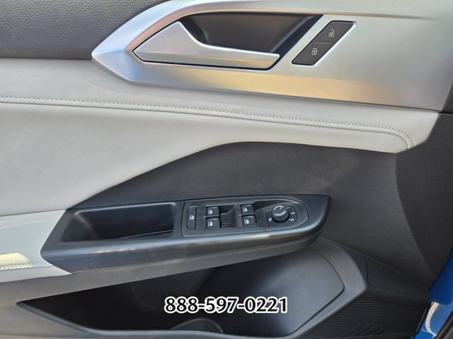 Certified 2025 Volkswagen Taos SE FWD image 32