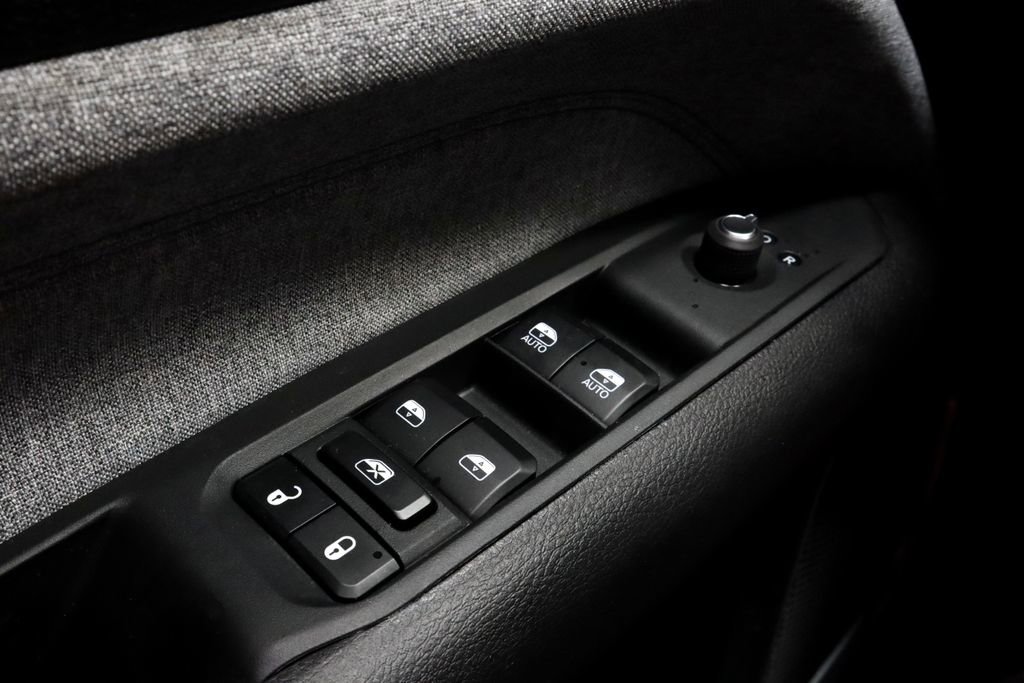 Used 2025 Jeep Compass Latitude image 25