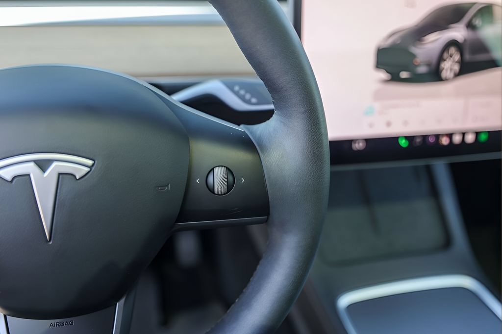 Used 2022 Tesla Model Y Long Range AWD/4WD image 12