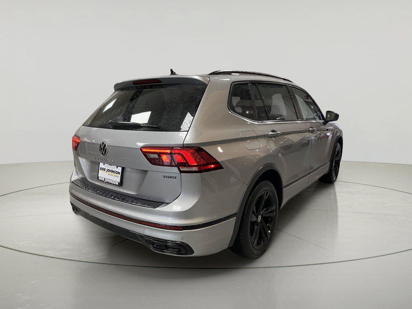 Used 2024 Volkswagen Tiguan SE R-Line AWD/4WD image 7