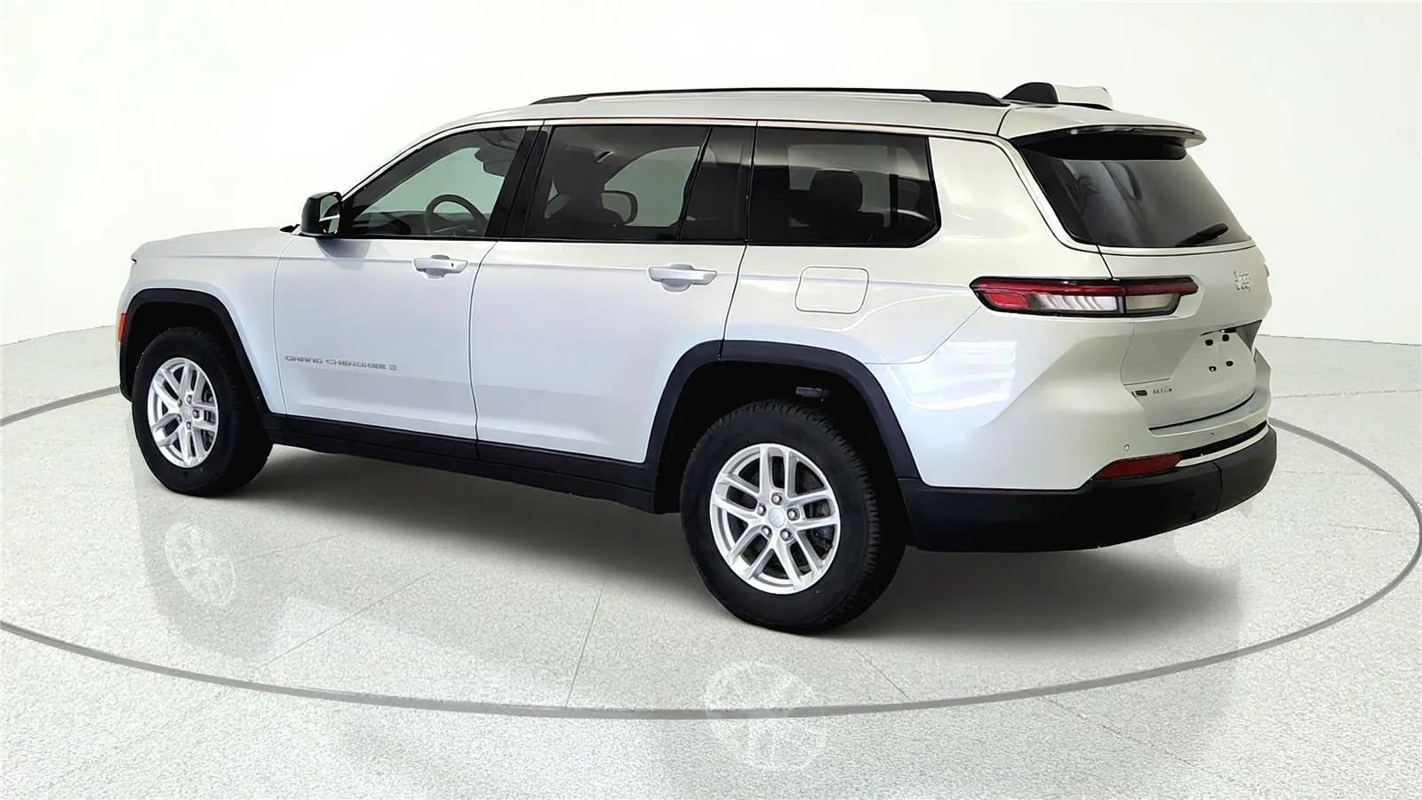 Used 2022 Jeep Grand Cherokee L Laredo w/ Luxury Tech Group I AWD/4WD image 4
