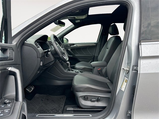 Used 2022 Volkswagen Tiguan SE R-Line image 9