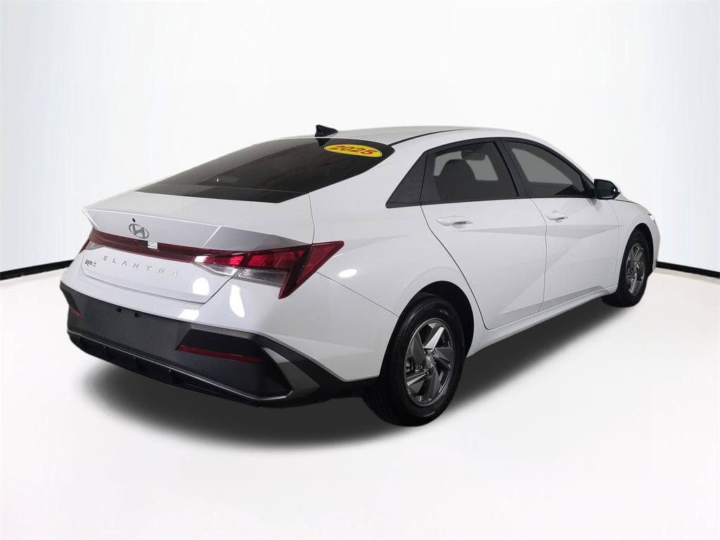 Used 2025 Hyundai Elantra SE FWD image 5