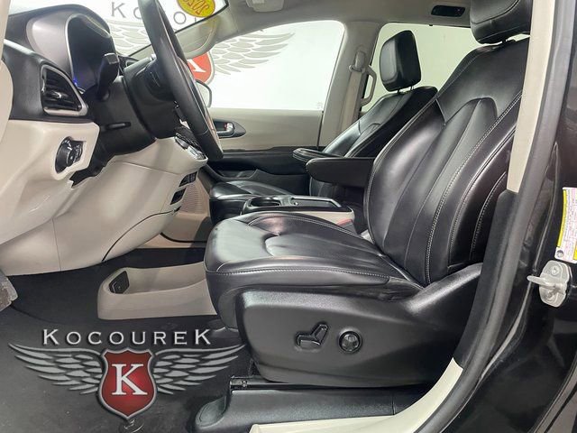 Used 2023 Chrysler Pacifica Touring-L image 11