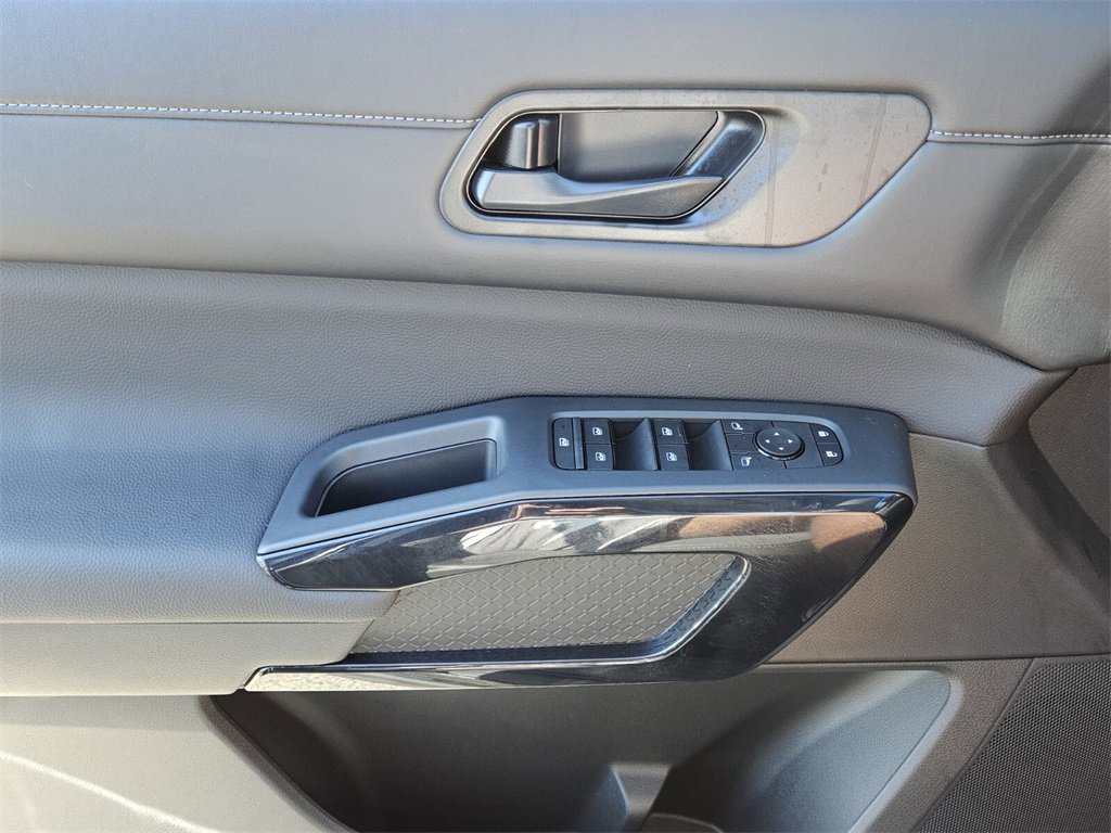 New 2025 Nissan Pathfinder SV w/ SV Premium Package image 31