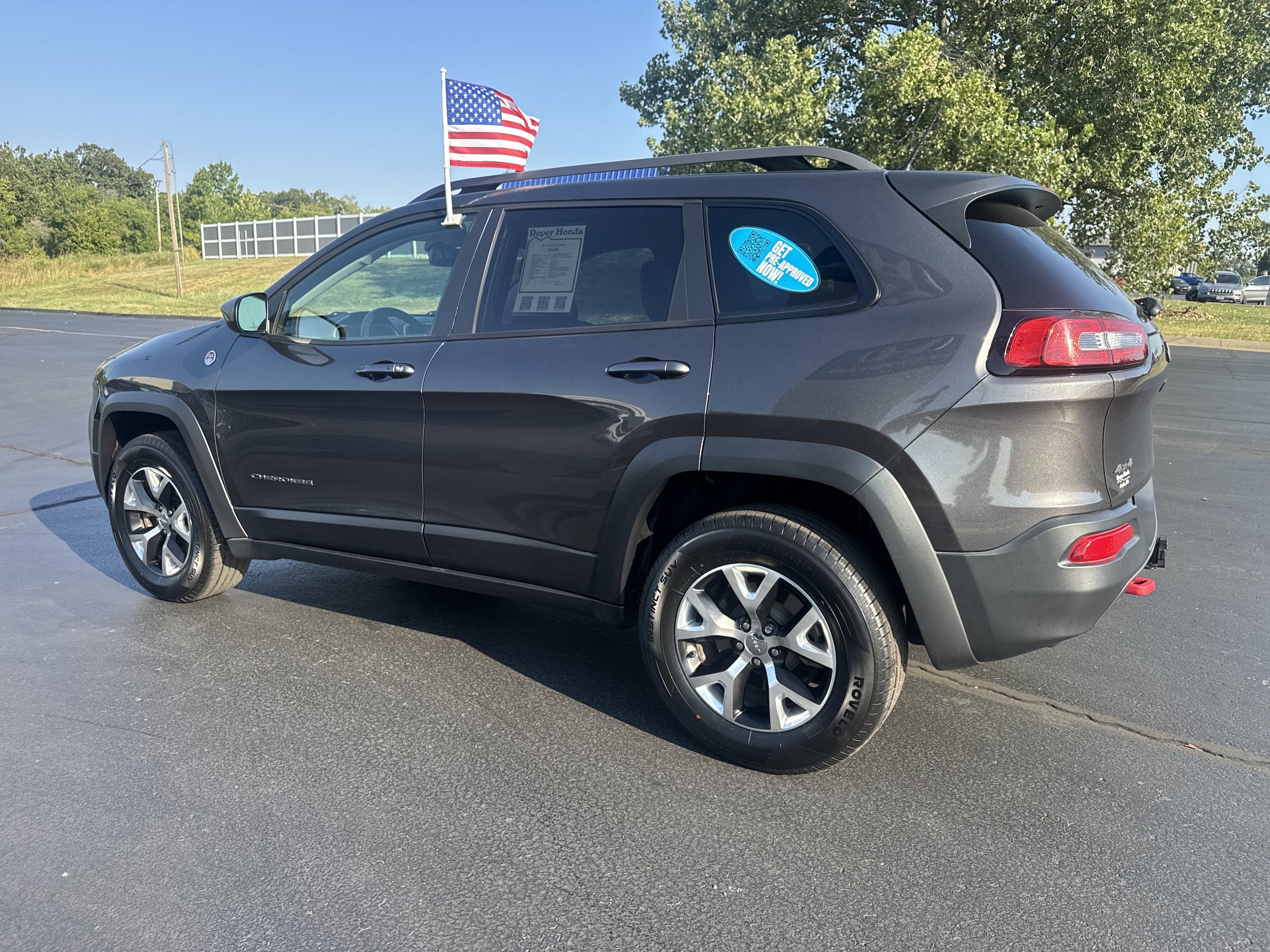 Used 2014 Jeep Cherokee Trailhawk w/ Comfort/Convenience Group AWD/4WD image 3