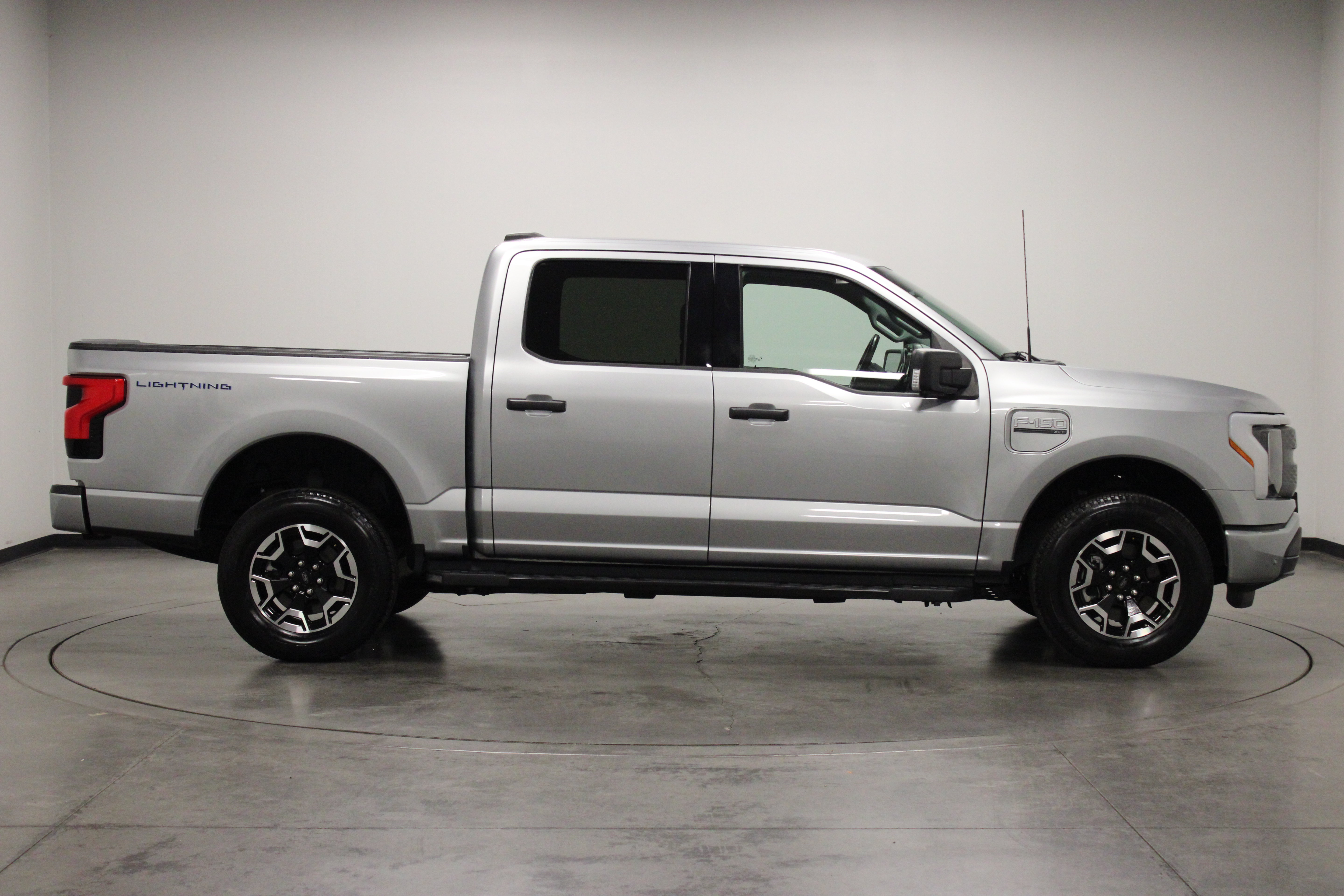 Used 2022 Ford F150 Lightning XLT AWD/4WD image 9