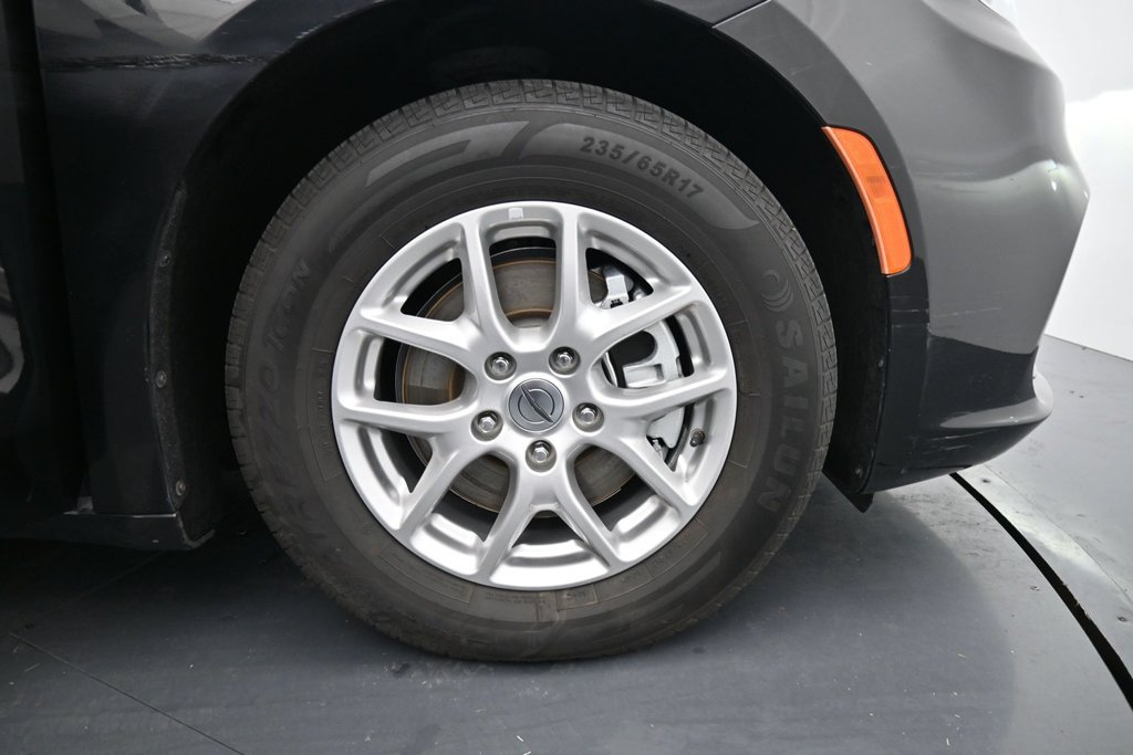 Used 2023 Chrysler Pacifica Touring-L FWD image 11