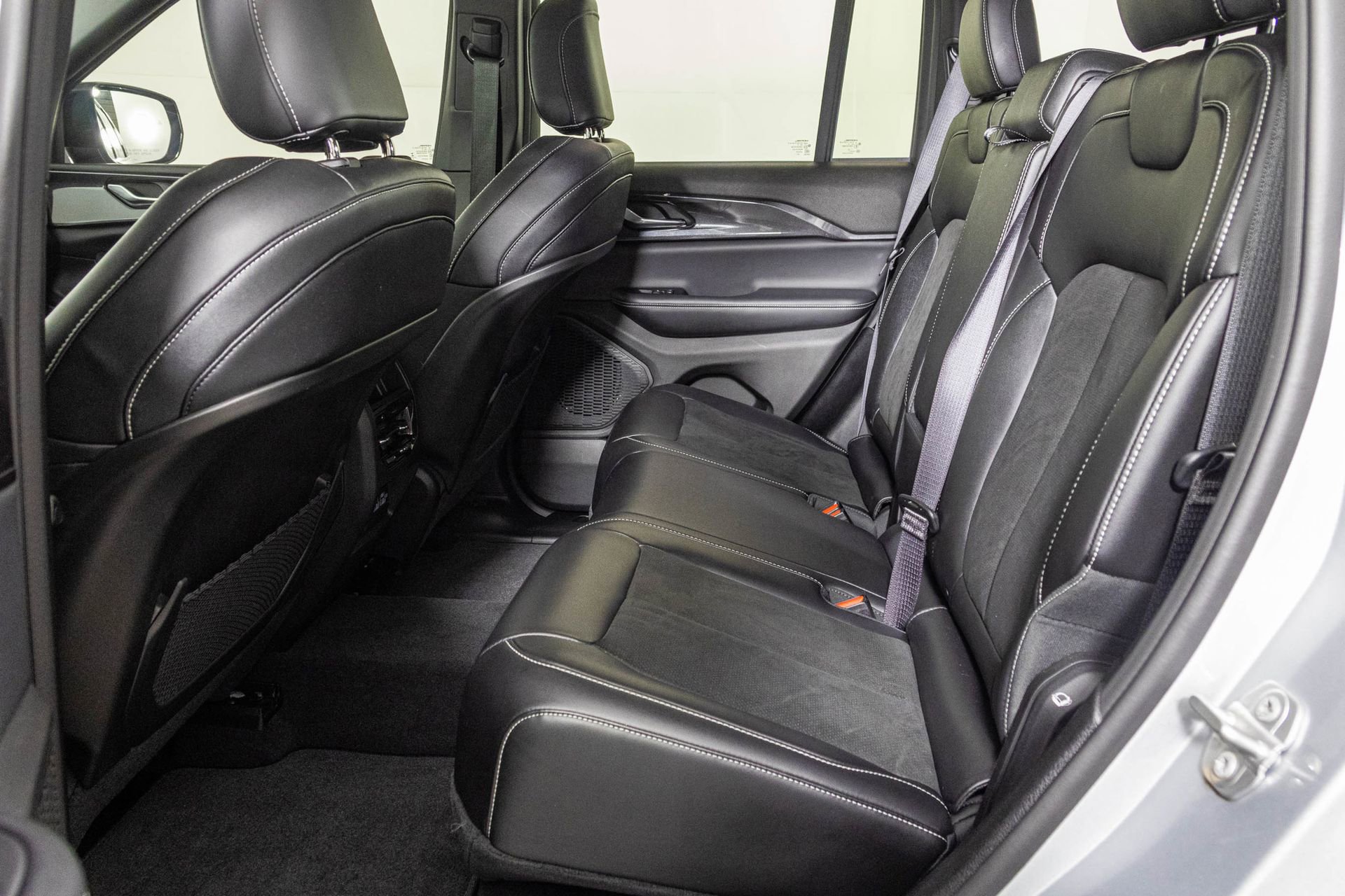 Used 2023 Jeep Grand Cherokee Altitude image 38