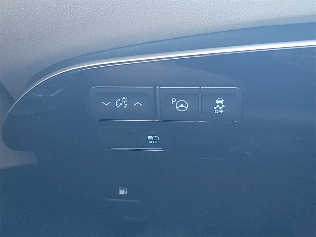 Used 2020 Toyota Prius LE image 31