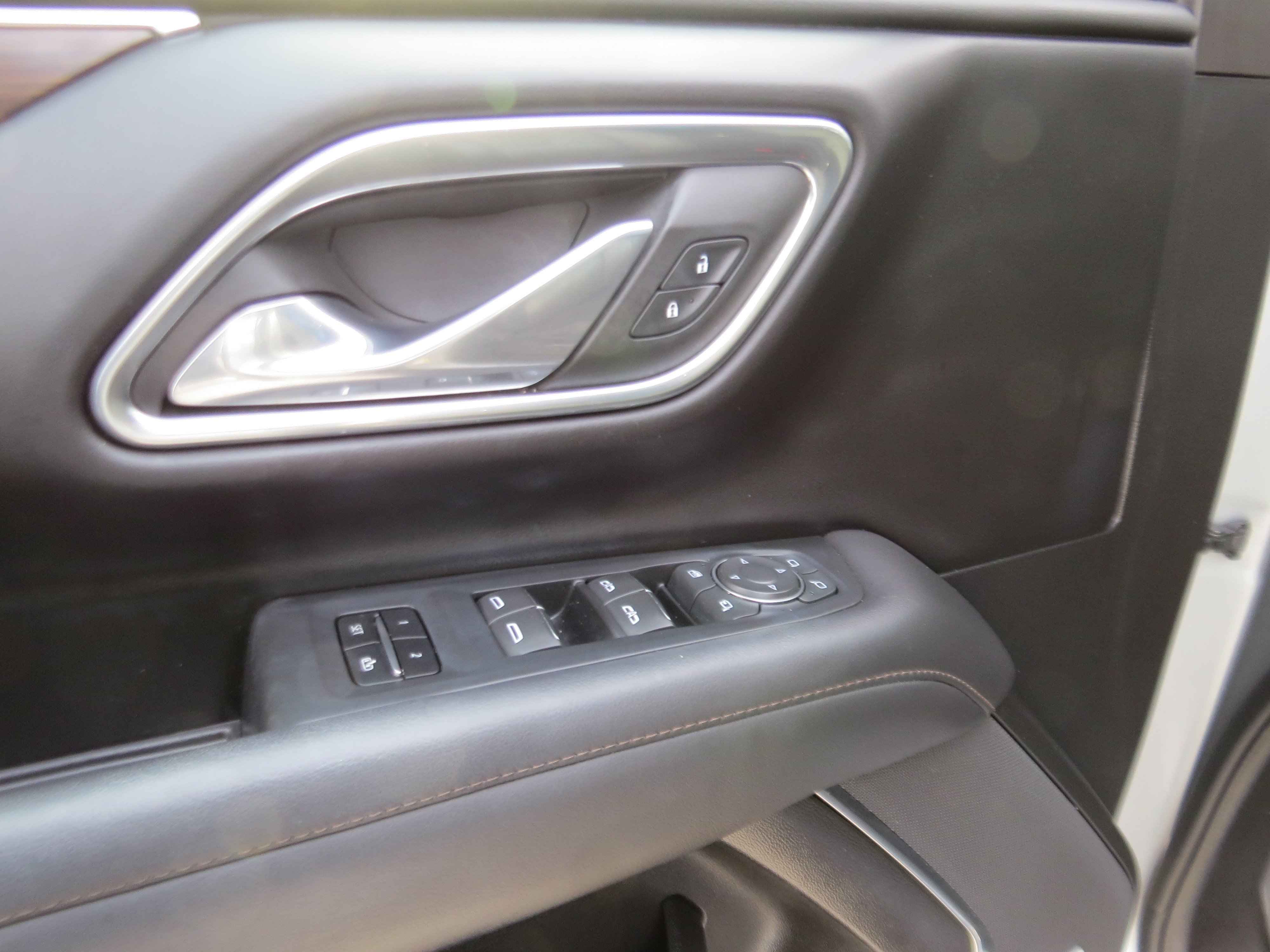 Used 2023 Chevrolet Suburban High Country RWD image 18
