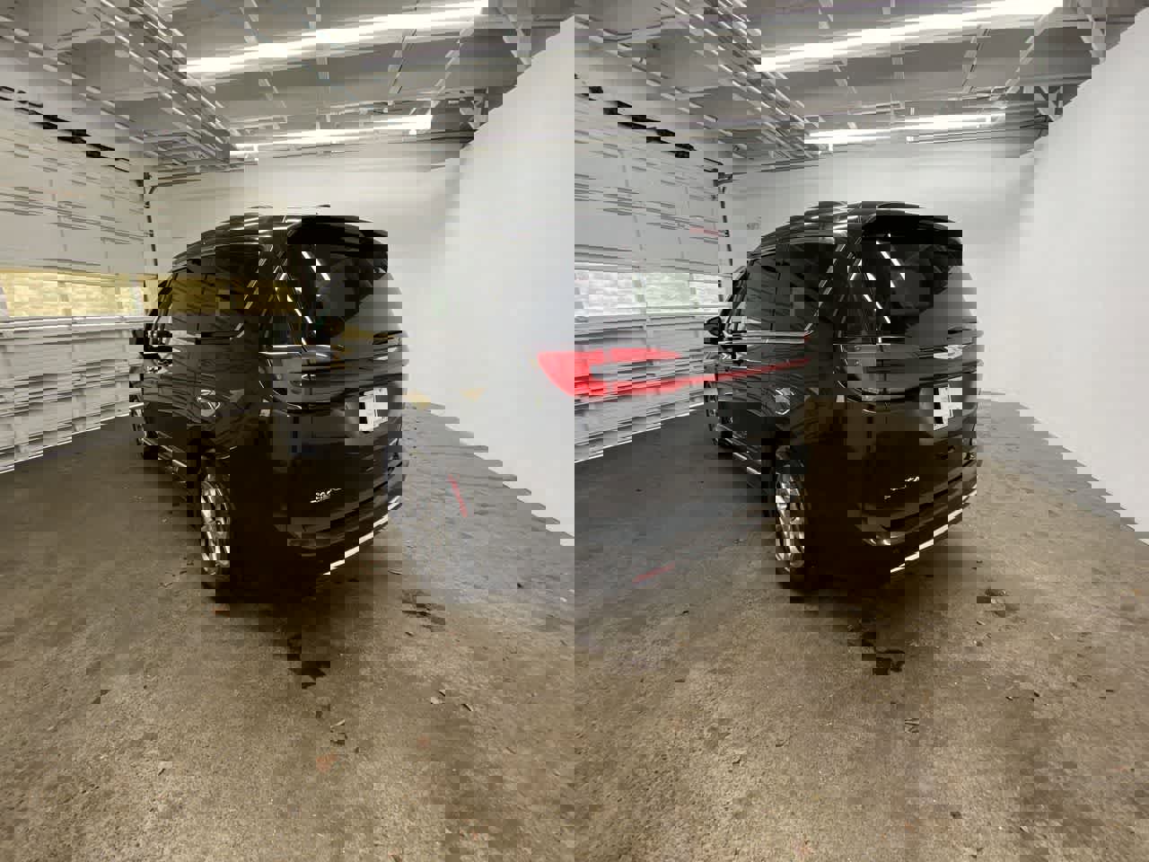 Used 2023 Chrysler Pacifica Limited image 4