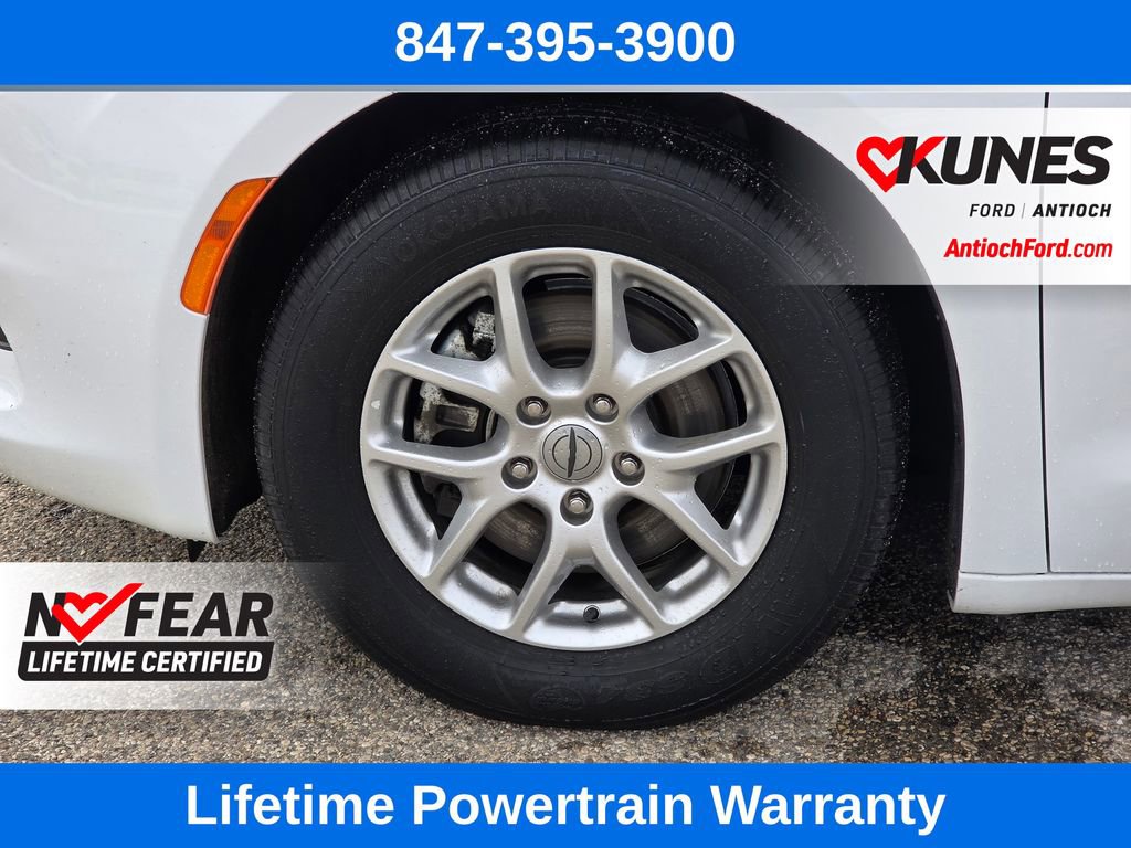 Used 2023 Chrysler Voyager LX image 12