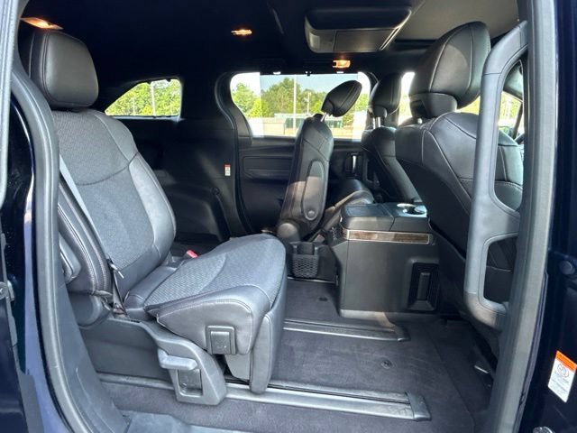 Used 2025 Toyota Sienna Platinum AWD/4WD image 40
