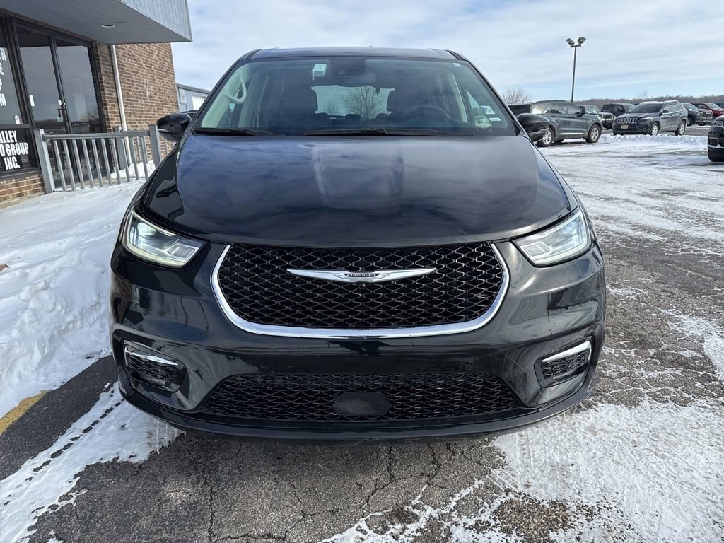Used 2024 Chrysler Pacifica Touring-L image 3