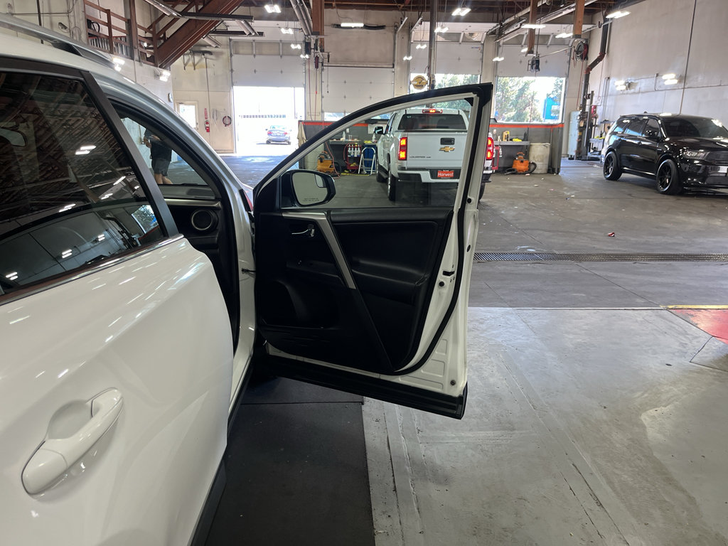 Used 2016 Toyota RAV4 XLE AWD/4WD image 22