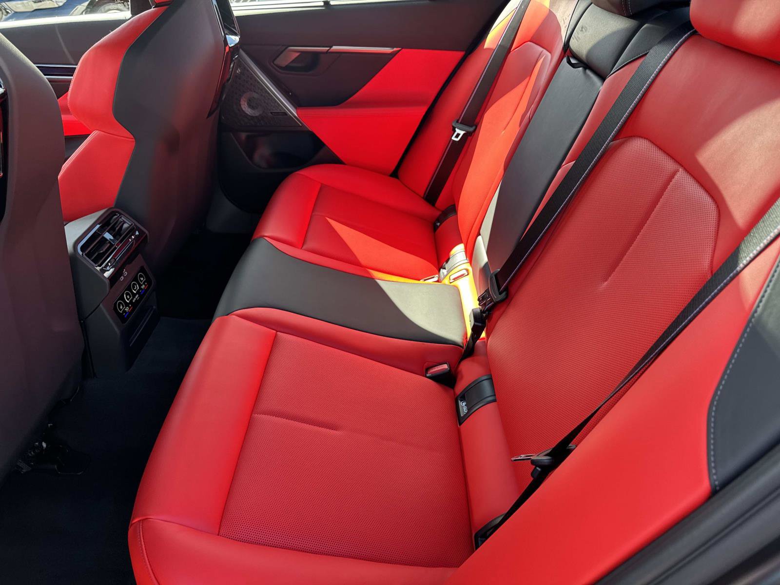 Used 2025 BMW M5 w/ Carbon Package image 11