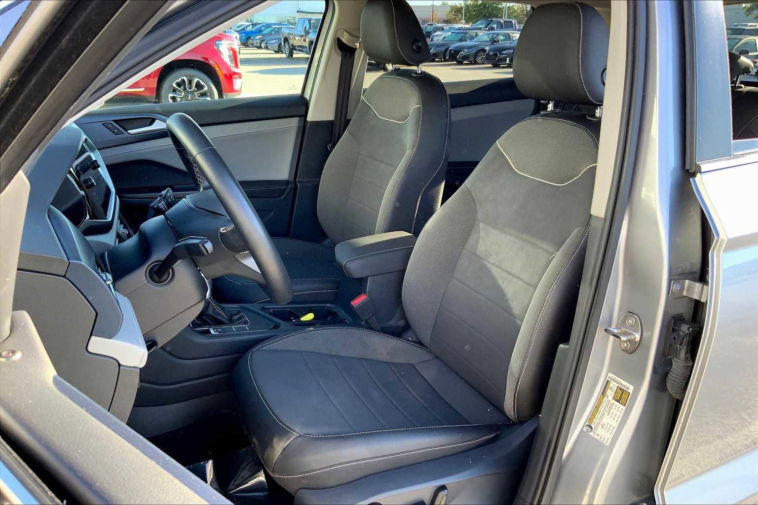 Used 2024 Volkswagen Taos SE image 7