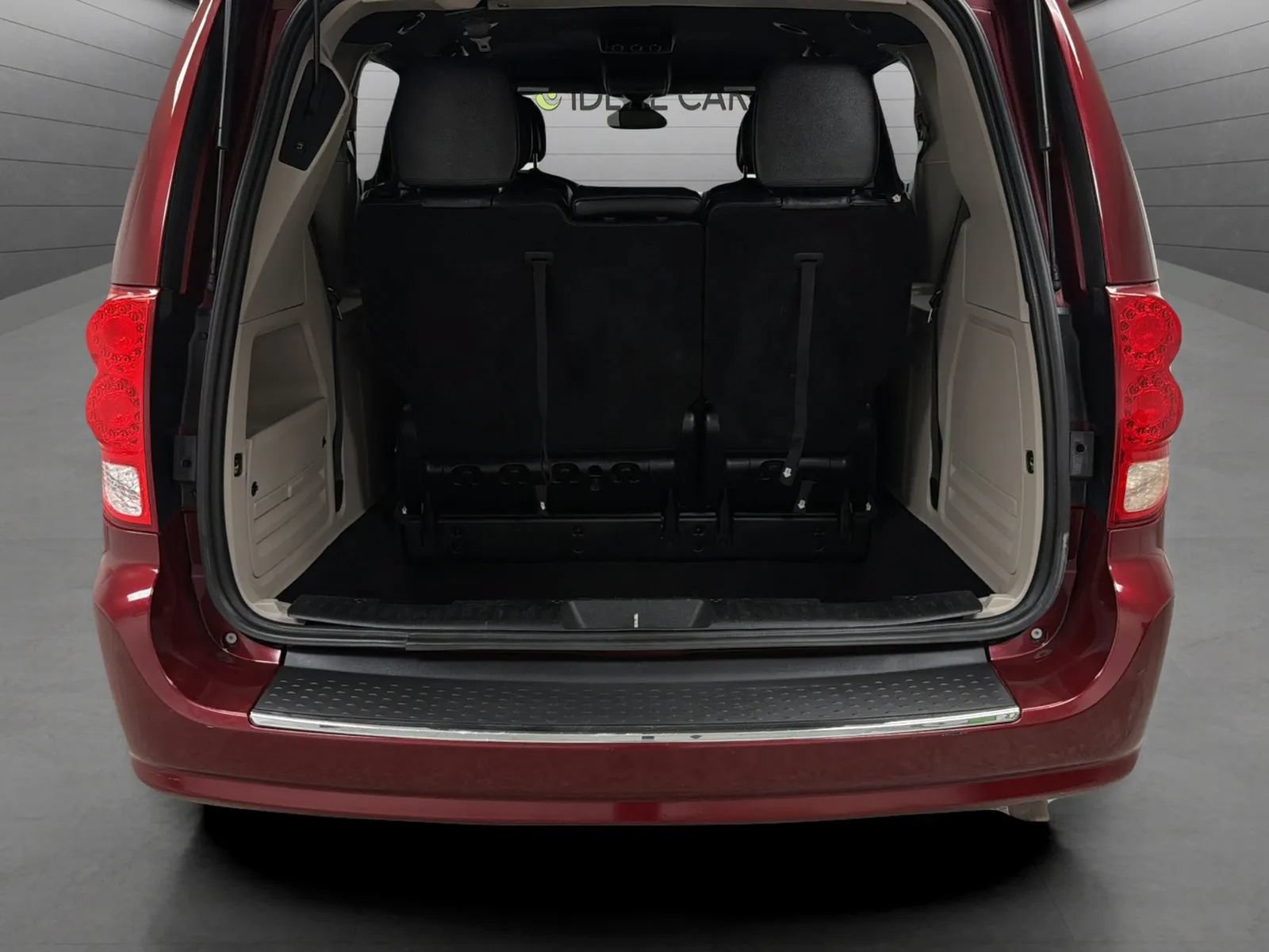 Used 2018 Dodge Grand Caravan SXT FWD image 18