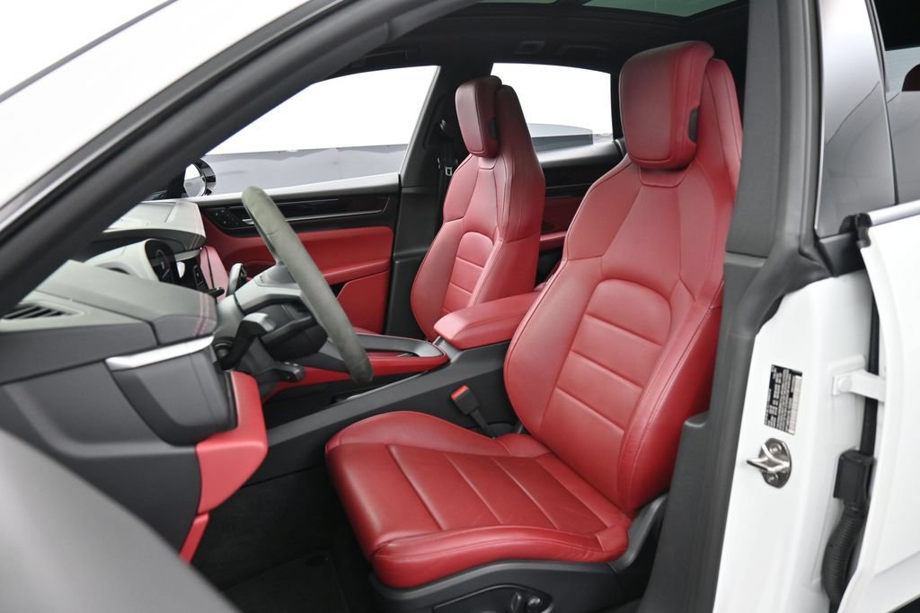 Certified 2025 Porsche Macan 4S Electric AWD/4WD image 5