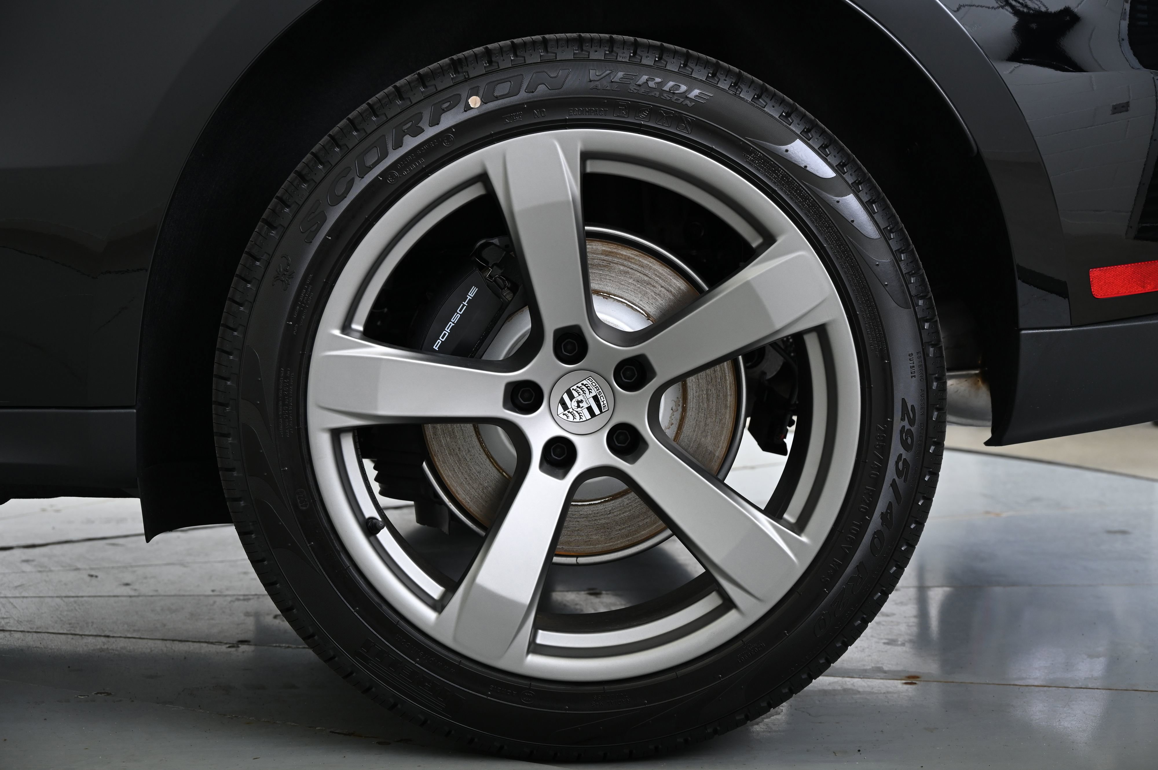 Certified 2025 Porsche Macan image 16