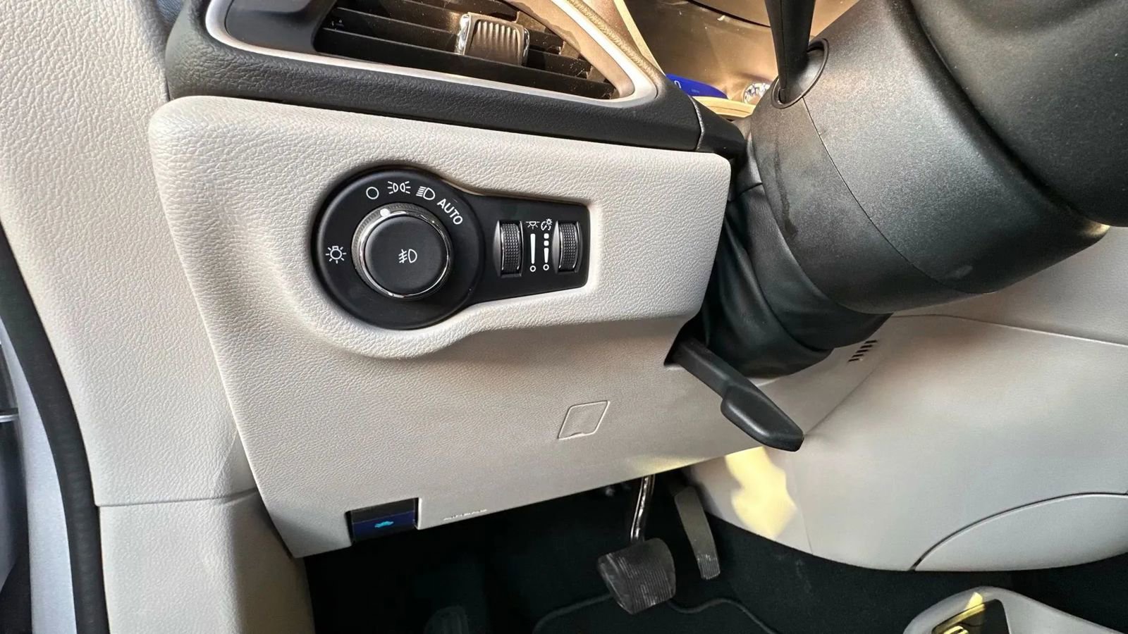 Used 2024 Chrysler Pacifica Touring-L FWD image 15