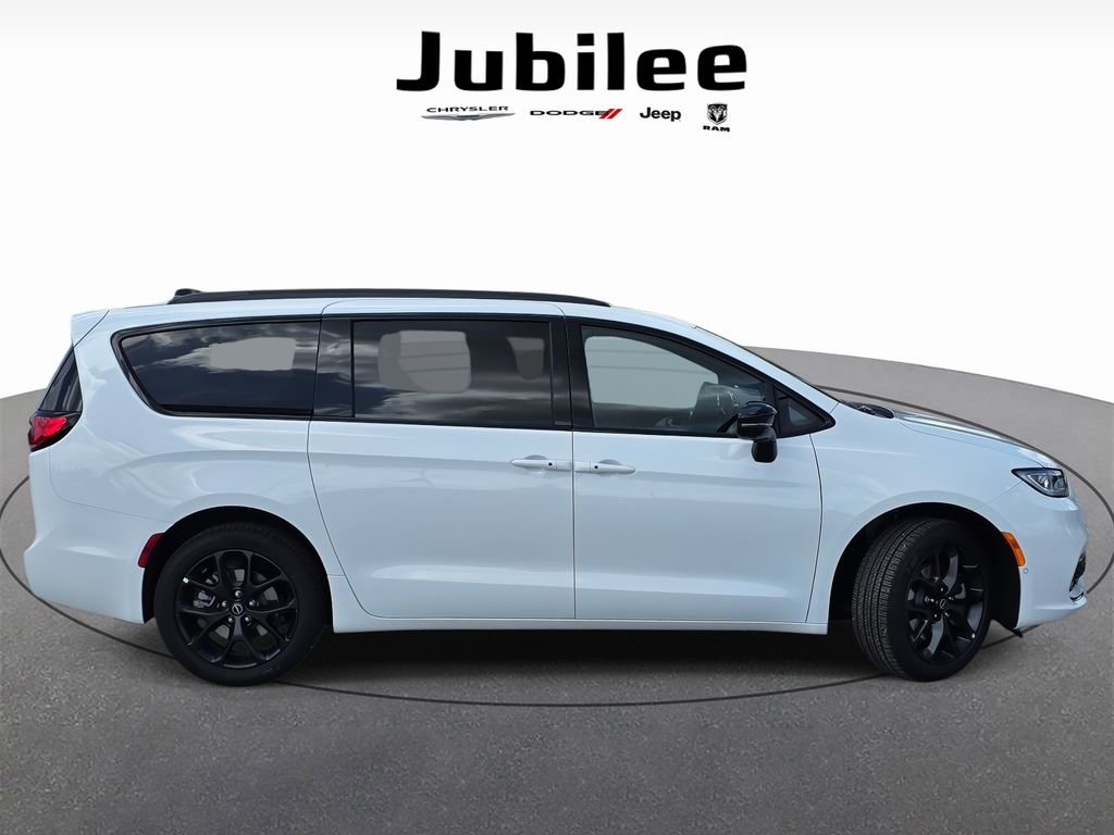 New 2026 Chrysler Pacifica Limited w/ Uconnect Theater Family Group image 47