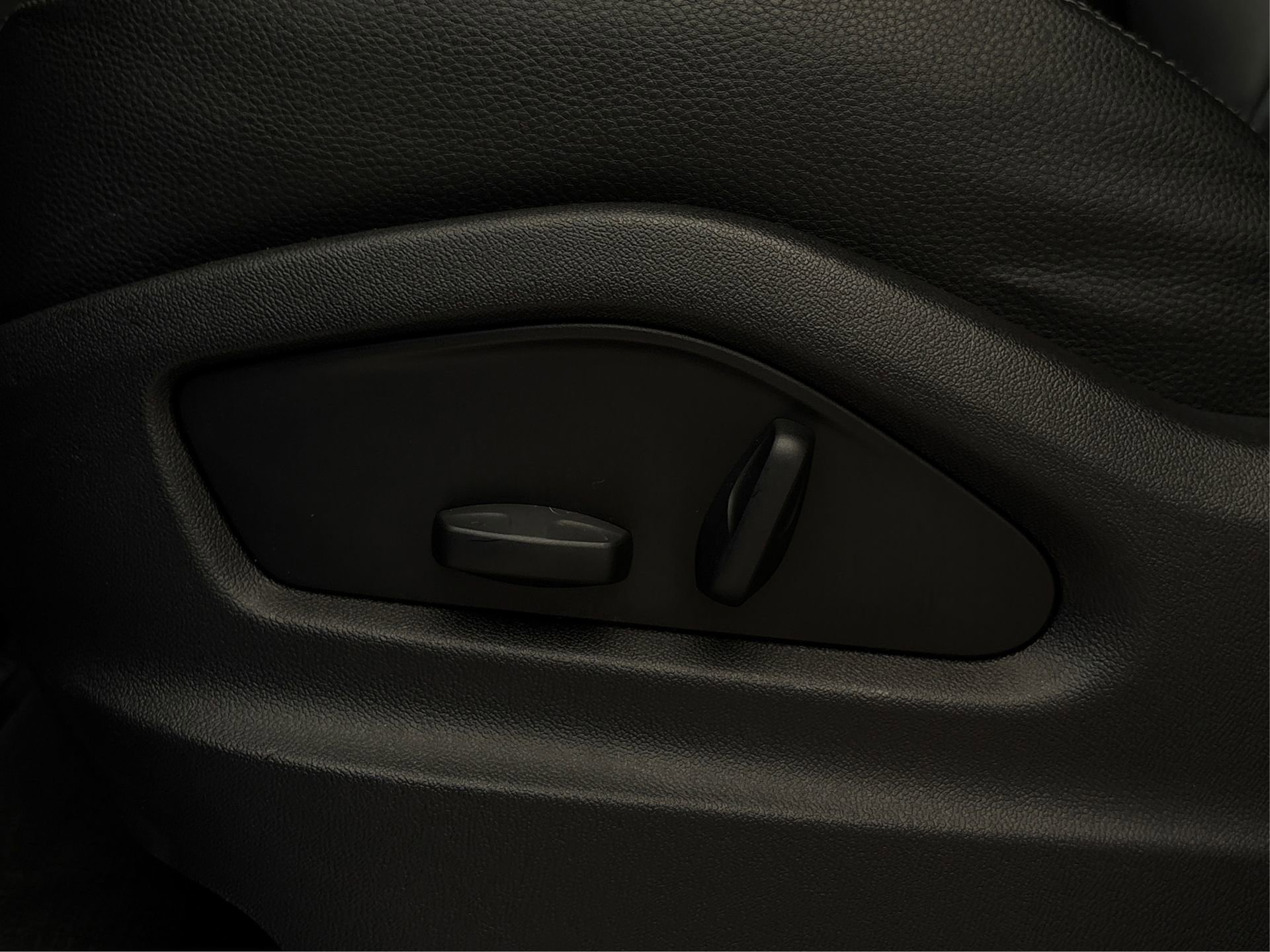 Used 2022 Porsche Cayenne image 30