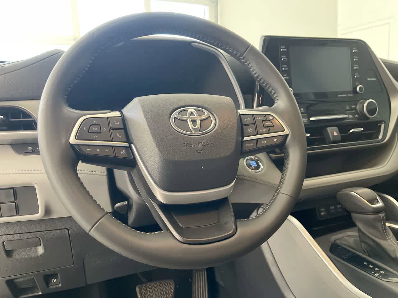 Used 2022 Toyota Highlander XLE AWD/4WD image 14