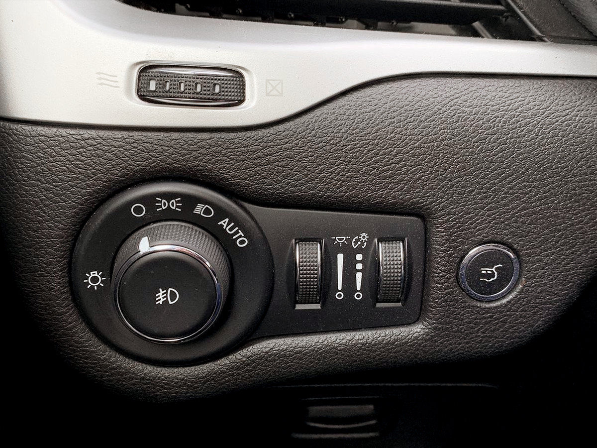 Used 2017 Jeep Cherokee Trailhawk w/ Comfort/Convenience Group AWD/4WD image 16