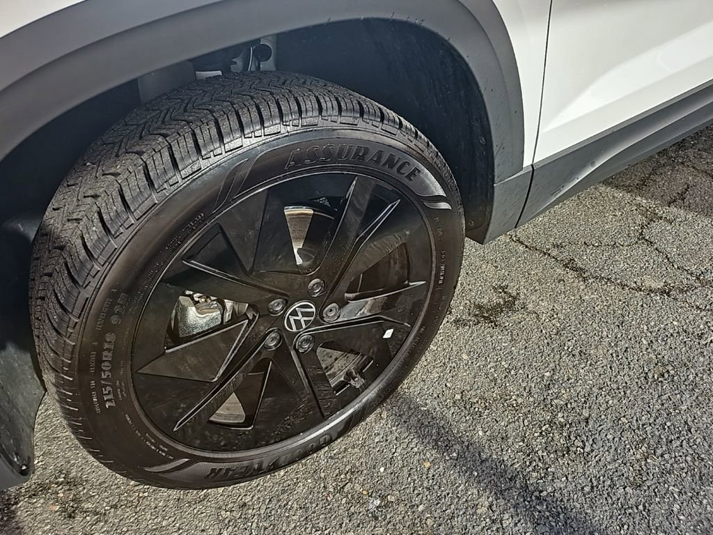 Certified 2025 Volkswagen Taos SE image 16