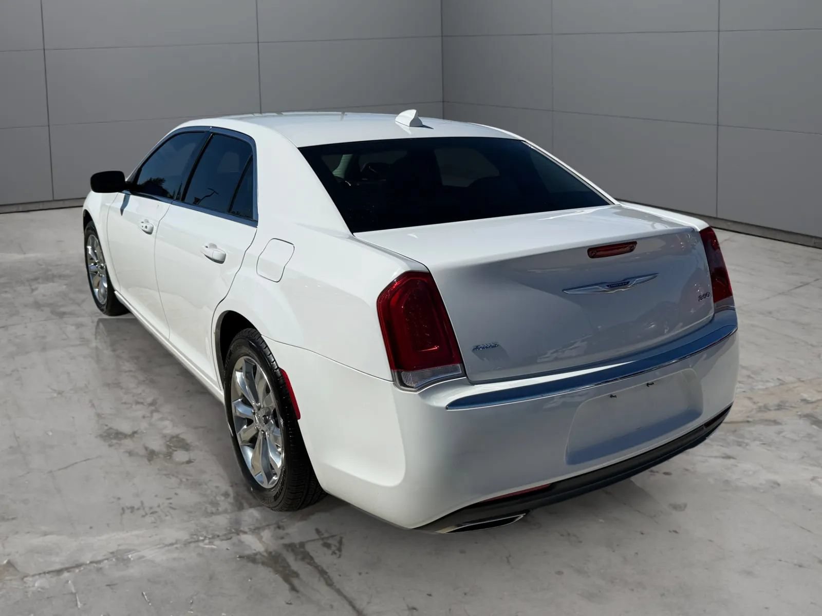Used 2019 Chrysler 300 Touring AWD/4WD image 9