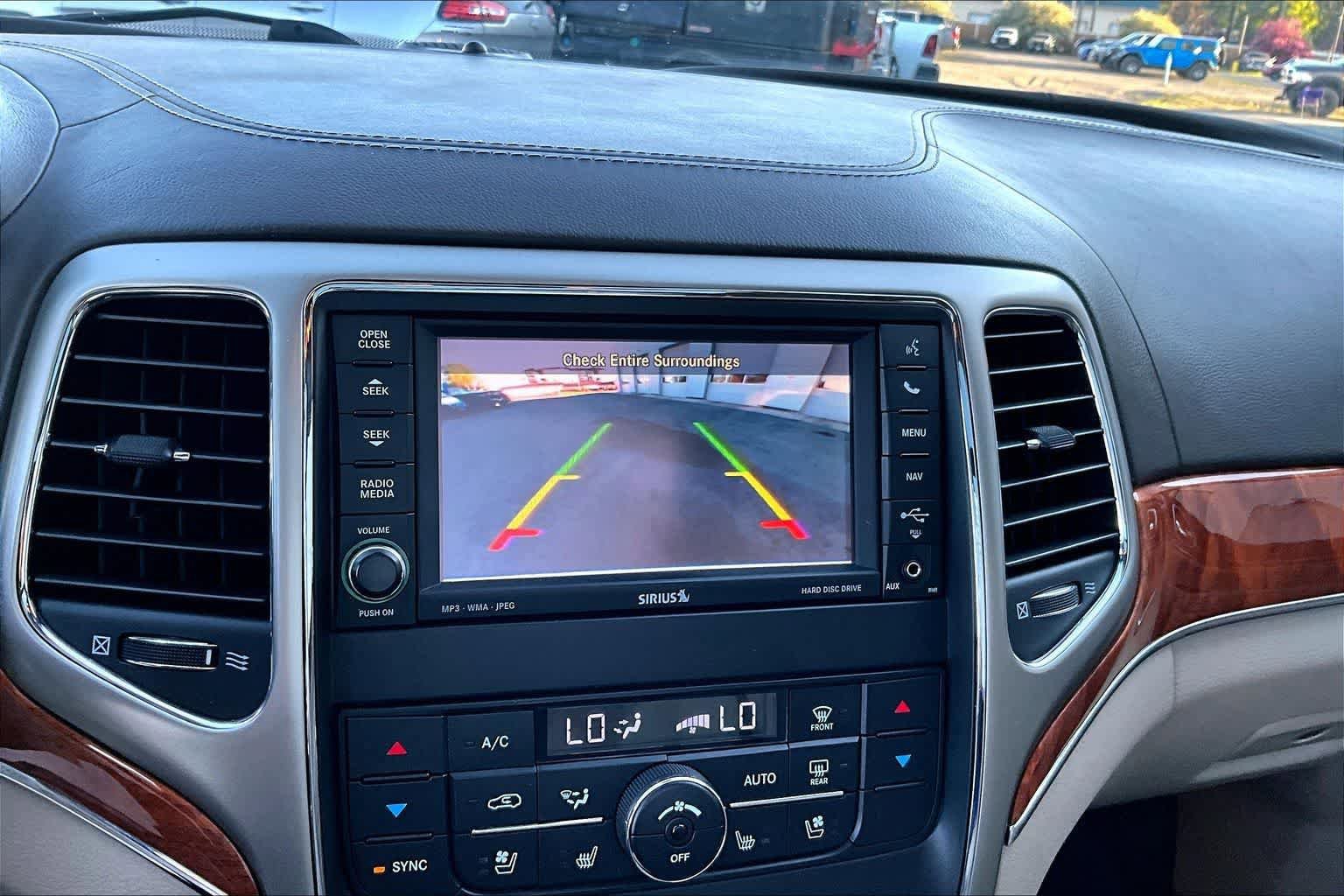 Used 2013 Jeep Grand Cherokee Overland w/ Advance Technology Group AWD/4WD image 27