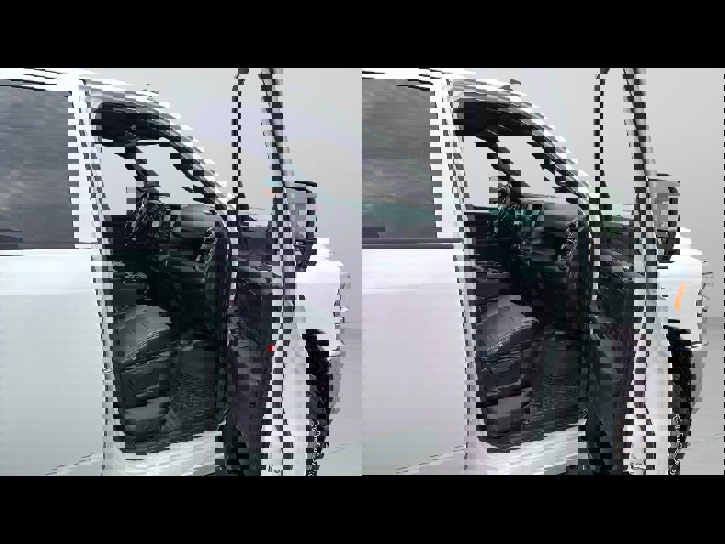 Used 2024 RAM 2500 Tradesman w/ Chrome Appearance Group image 17